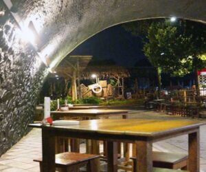 Kafe Unik Kolong Jembatan